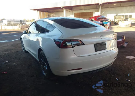 2021 Tesla Model 3 Standard Range Plus Rear-Wheel Drive z USA, uszkodzony, nr VIN 5YJ3E1EA2MF994860